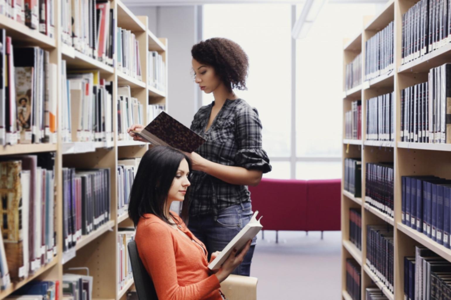 Professionnels en formation financière analysant des données